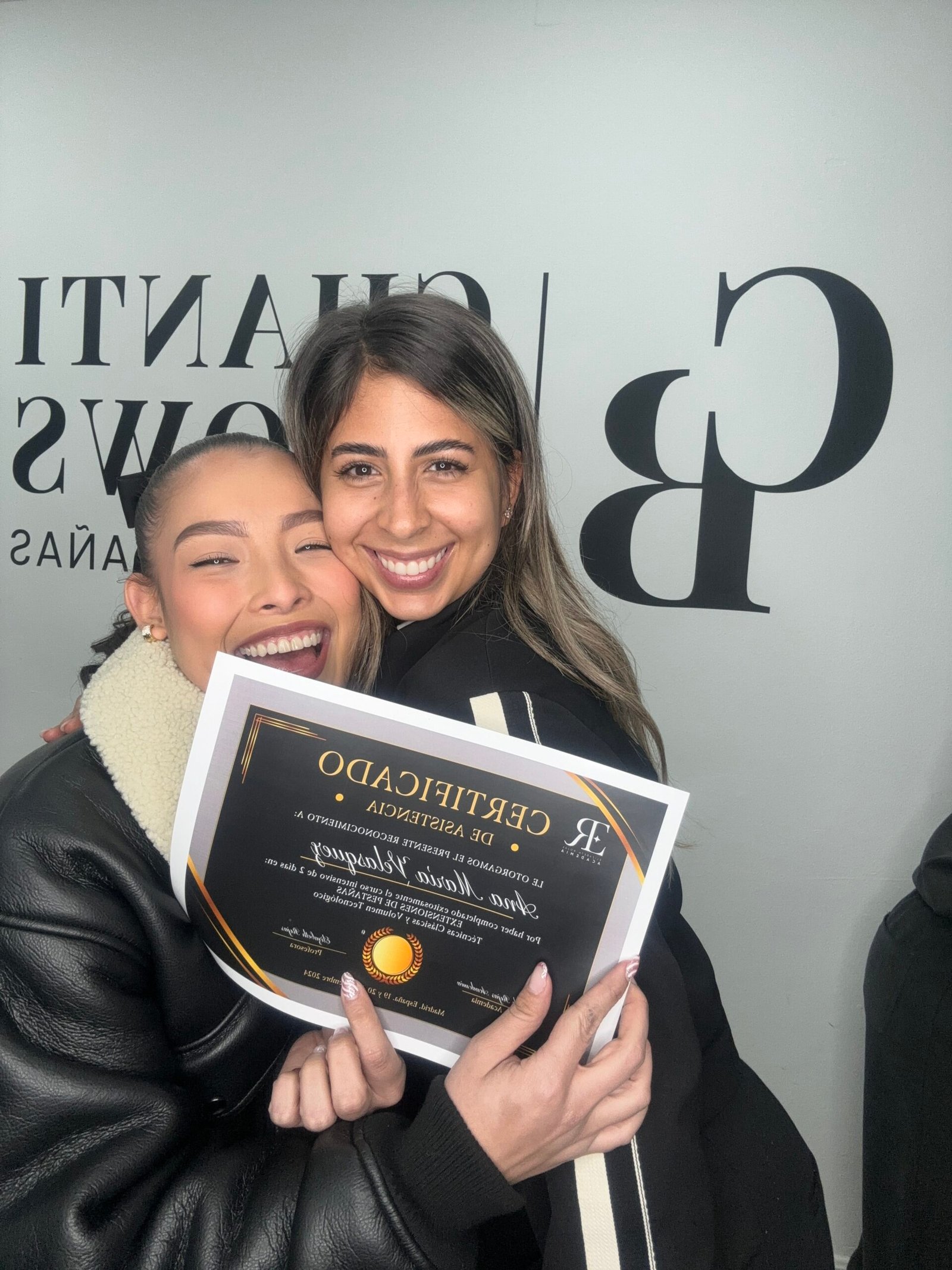 Momento emotivo de entrega de certificado