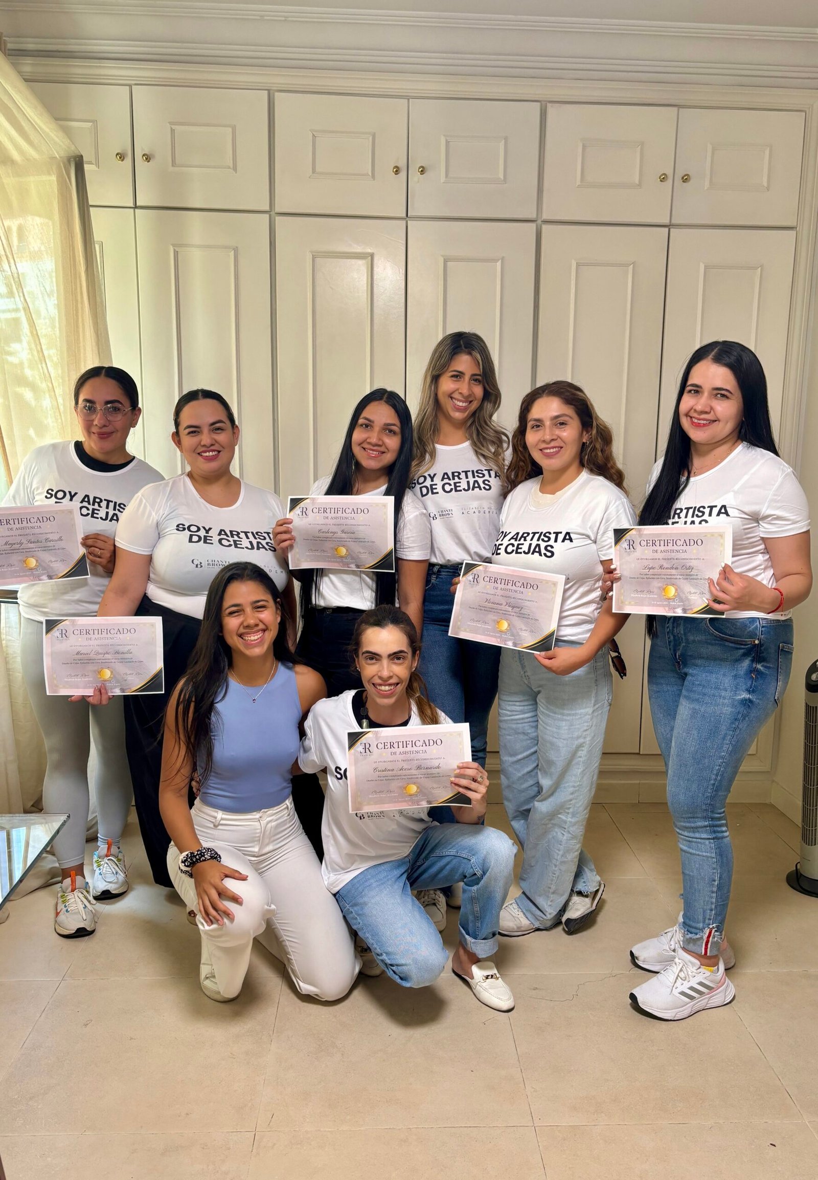 Alumna practicando micropigmentación de cejas en el curso de Barcelona